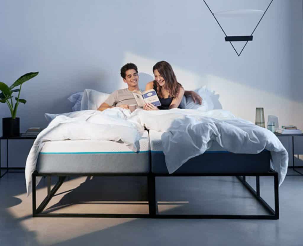 twee 1-persoons matrassen op een bed